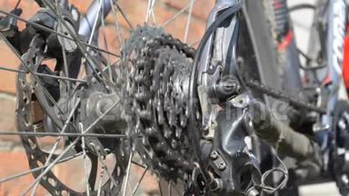 旧灰色自行车后轮带齿轮和链条的新盒式磁带